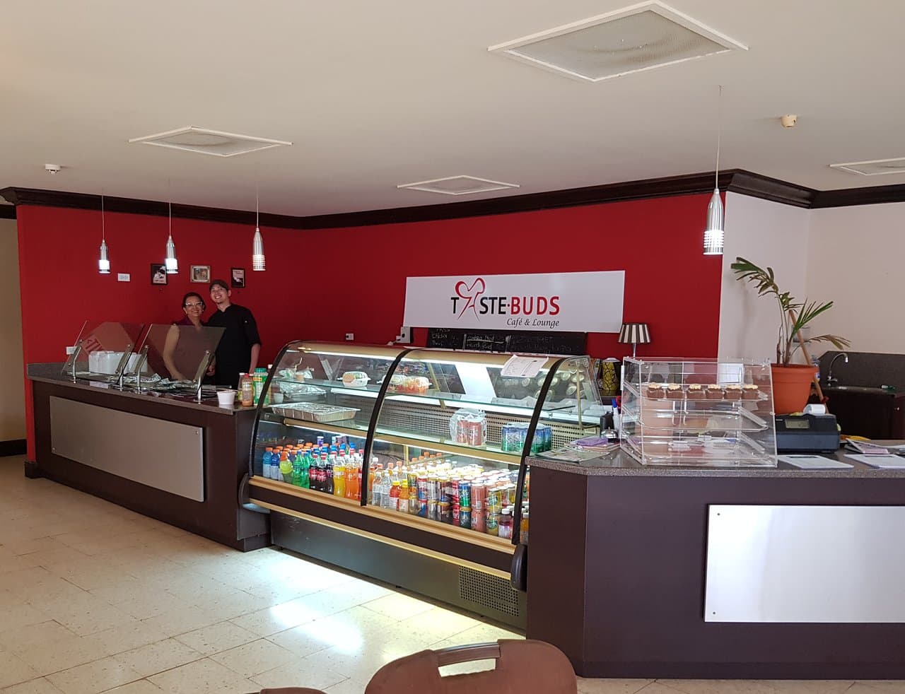 Tastebuds Cafés Lunch Buffet: hot food - cold beer