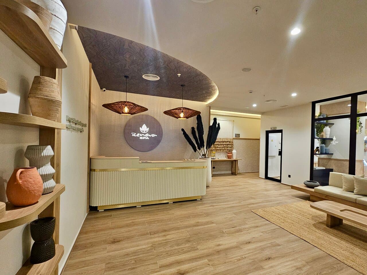 Your moment of relaxation starts the second you walk in. Discover our newly refreshed reception at Renova Spa Antillas.