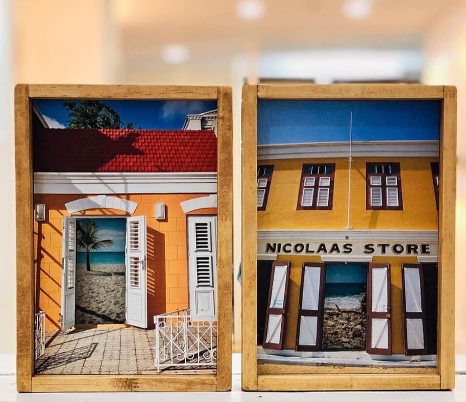 Carmen, one of the 9 local artists at The Atelier, takes pictures of the local houses on the island and opens the windows and doors to put another Aruba picture in the back of it. This way she creates a wonderful 3D effect.