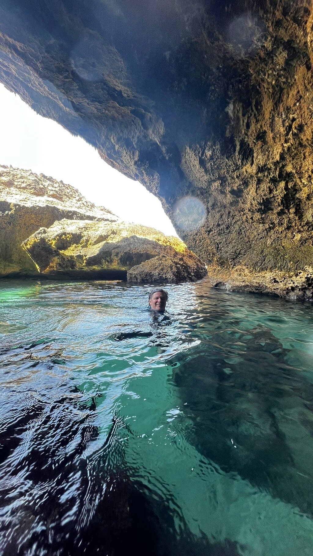 Excelente lugar pra mergulhar e ver um pouco de vida marinha, porém, necessário saber nadar, profundidade maior que 2,5 metros…